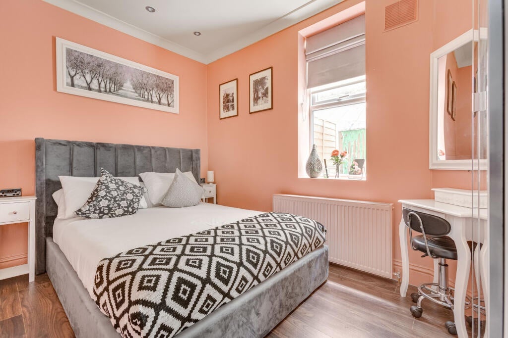 Flat Brighton Terrace in Greater London