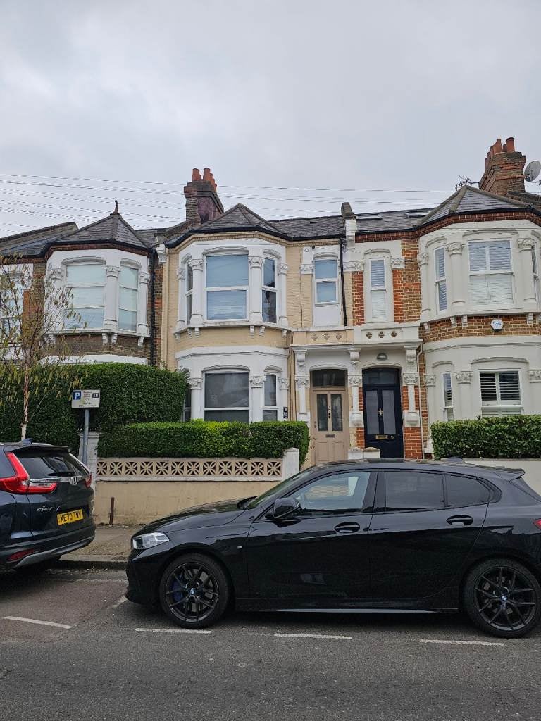 Flat Mortimer Road in Greater London