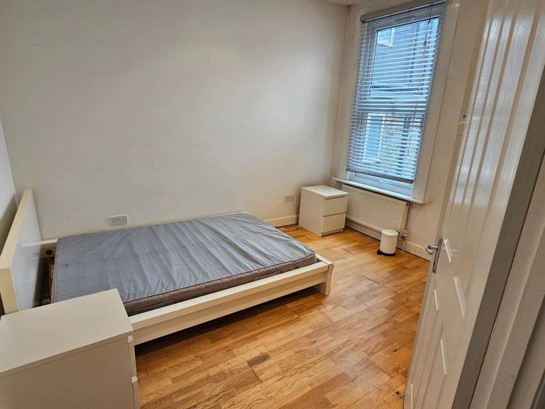 Flat Mortimer Road in Greater London