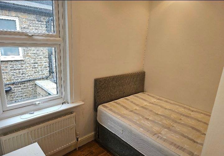 Flat Mortimer Road in Greater London