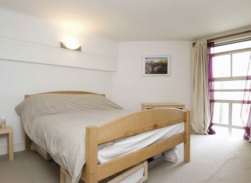 Flat Manor Gardens in Greater London