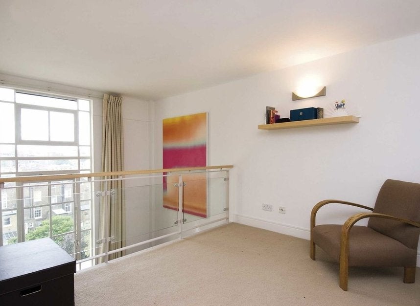 Flat Manor Gardens in Greater London