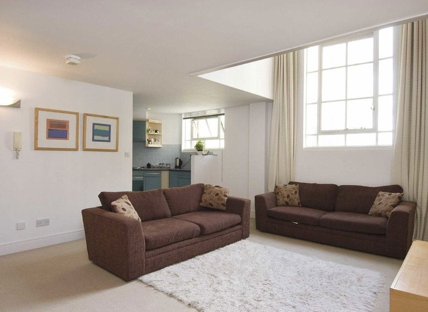 Flat Manor Gardens in Greater London