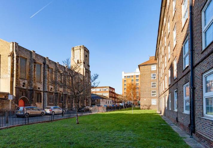 Flat Pott Street in Greater London