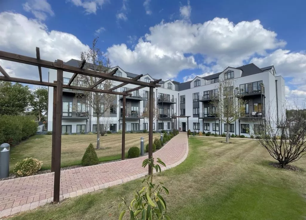 Flat Bay Tree Avenue in Mole Valley