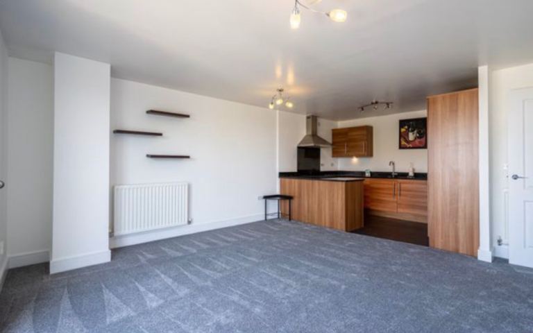 Room Fleming Way in Greater London