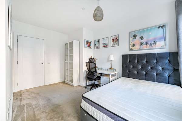 Flat Glenthorne Road in Greater London