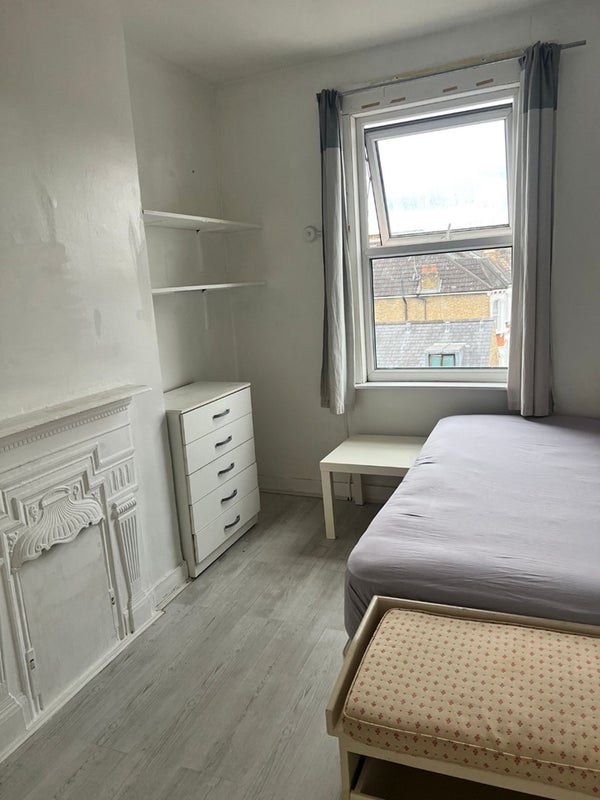 Room Eastmearn Road in London