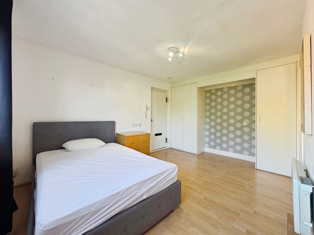 Flat Flaxfield Court in Basingstoke and Deane