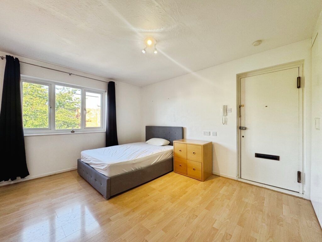 Flat Flaxfield Court in Basingstoke and Deane