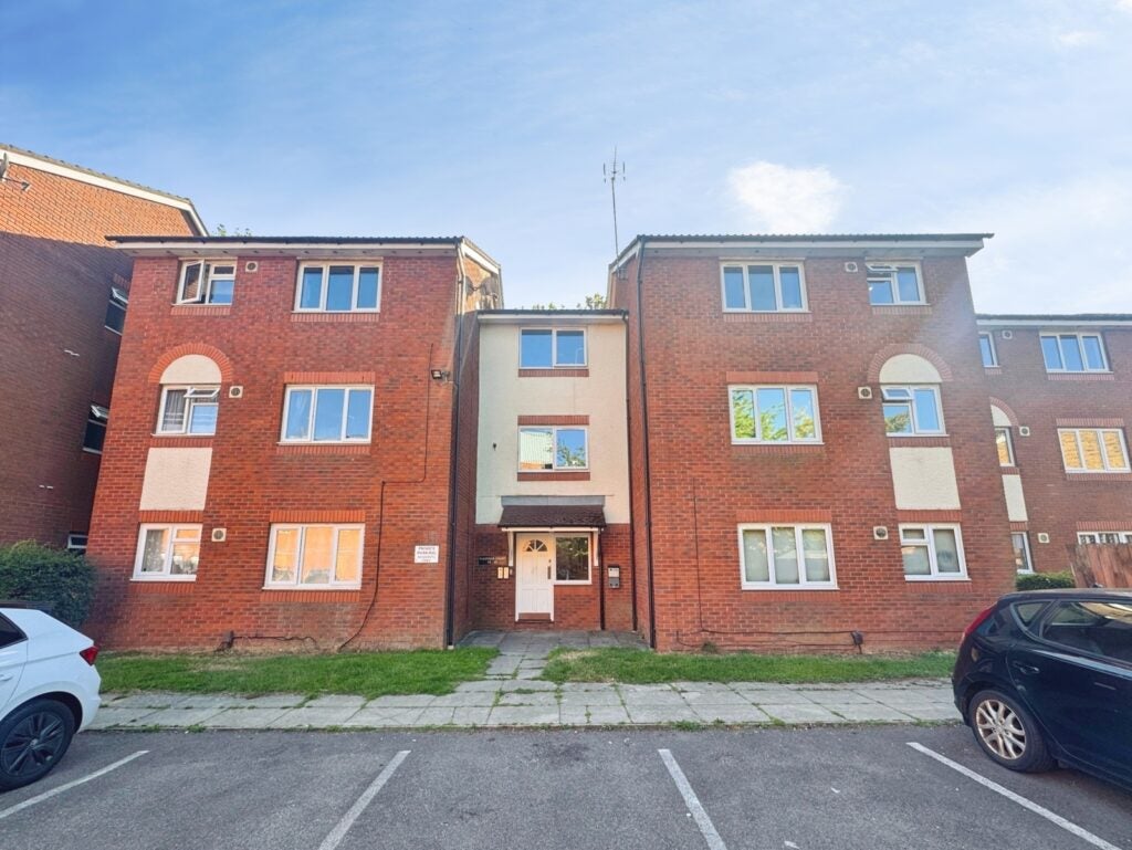 Flat Flaxfield Court in Basingstoke and Deane