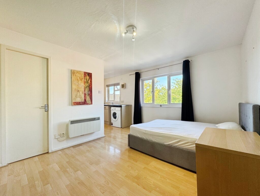 Flat Flaxfield Court in Basingstoke and Deane
