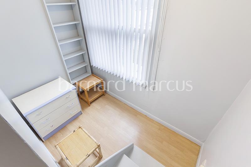 Flat Westwick Gardens in Greater London