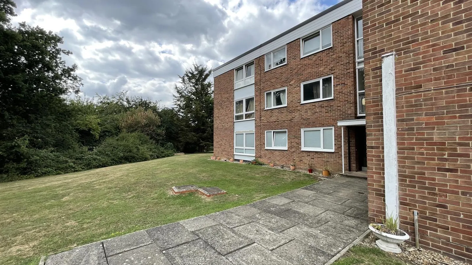 Flat Bembridge Gardens in Greater London