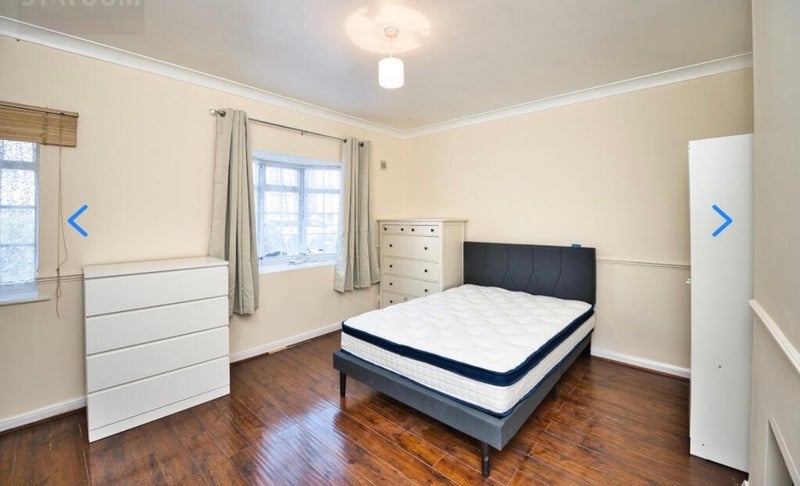 Room Maroon Street in Greater London