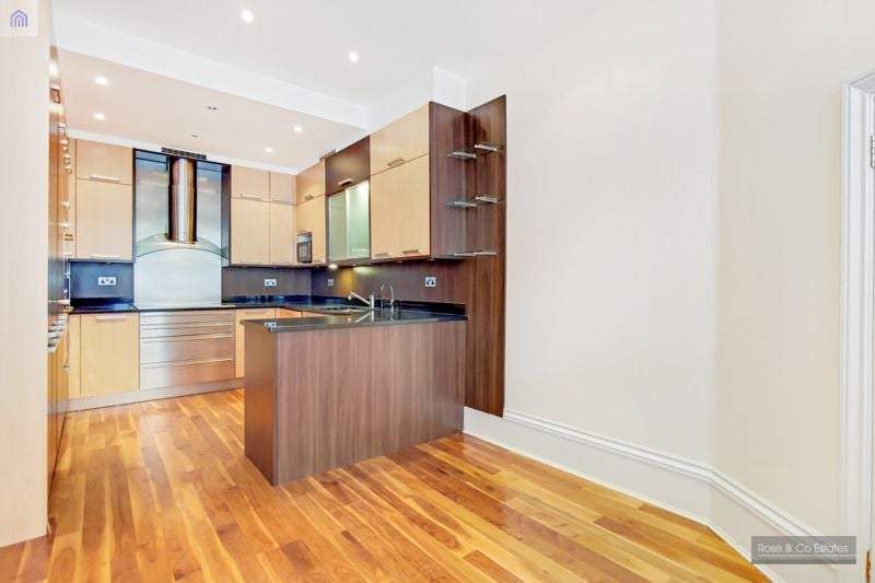 Flat Greencroft Gardens in Greater London