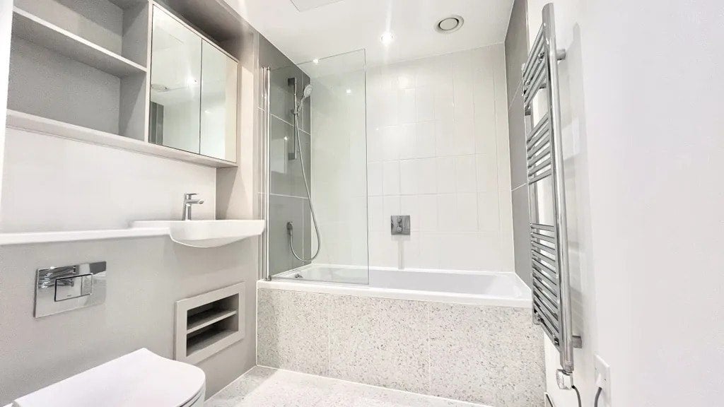 Flat Grant Road in Greater London