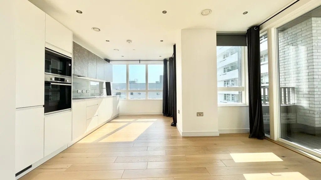 Flat Grant Road in Greater London