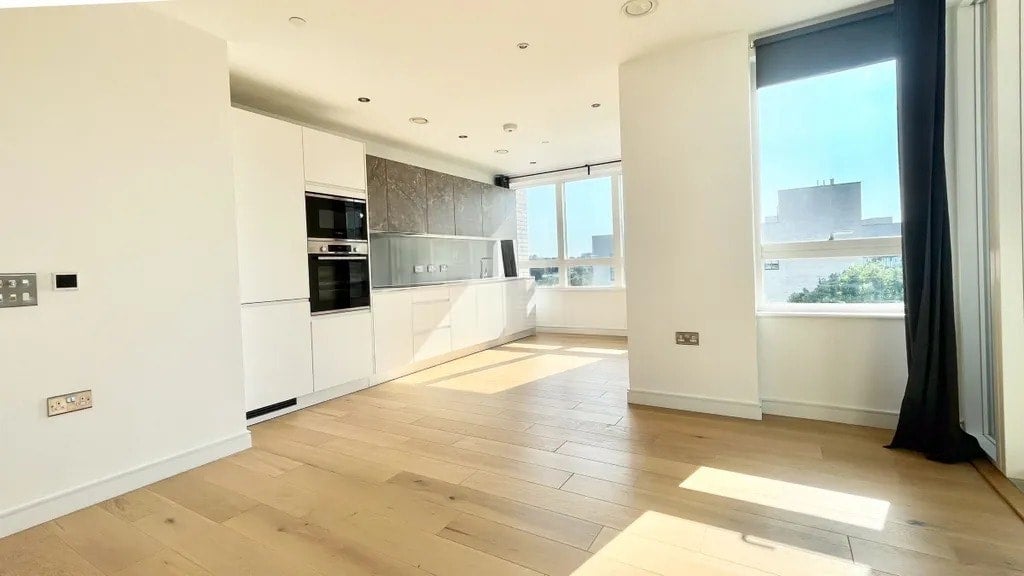 Flat Grant Road in Greater London