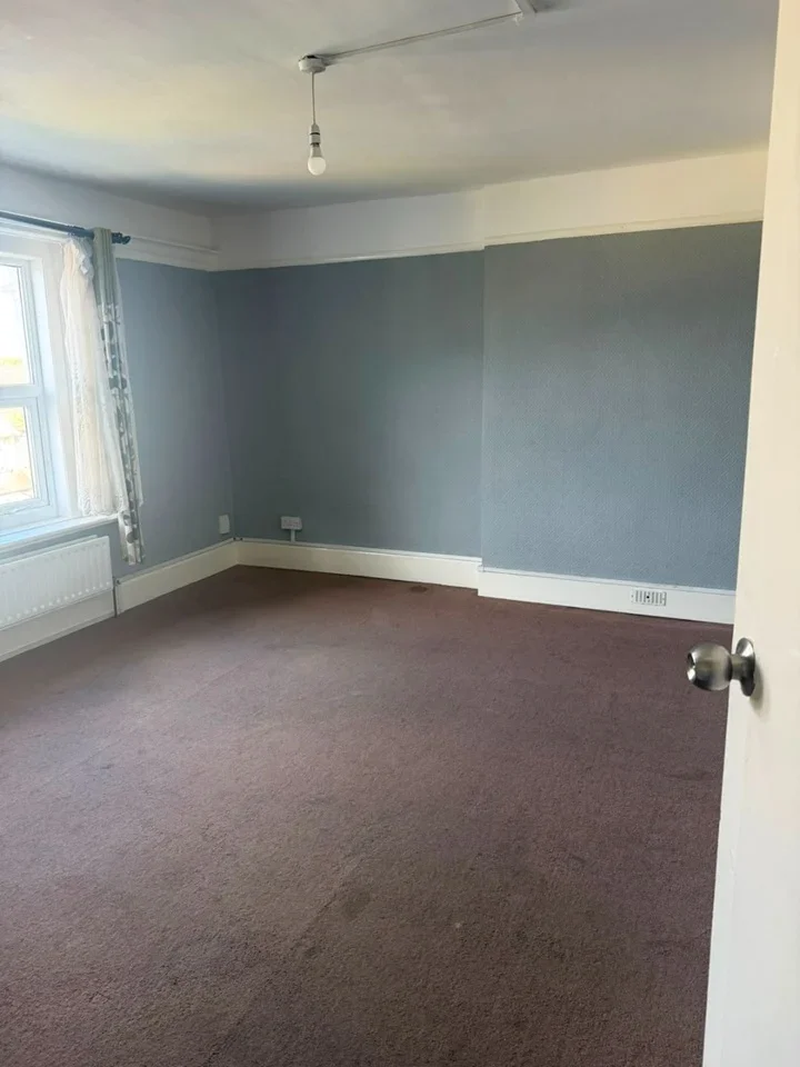 Flat Bensham Manor Road in Greater London
