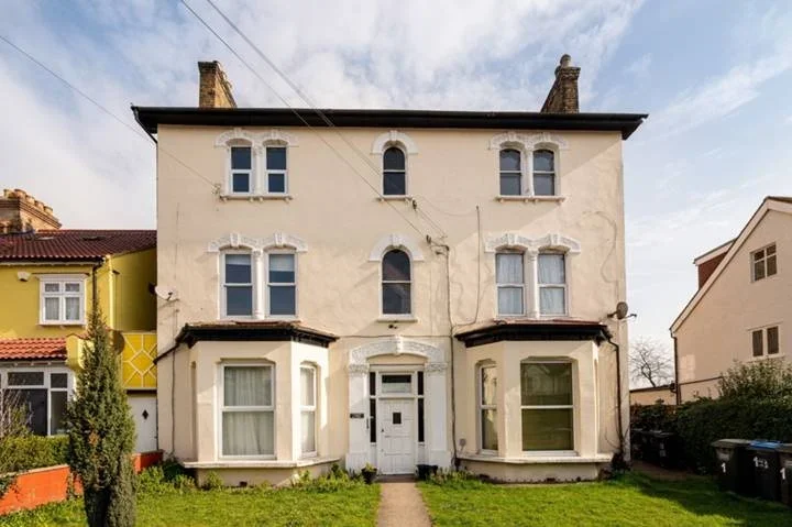 Flat Bensham Manor Road in Greater London