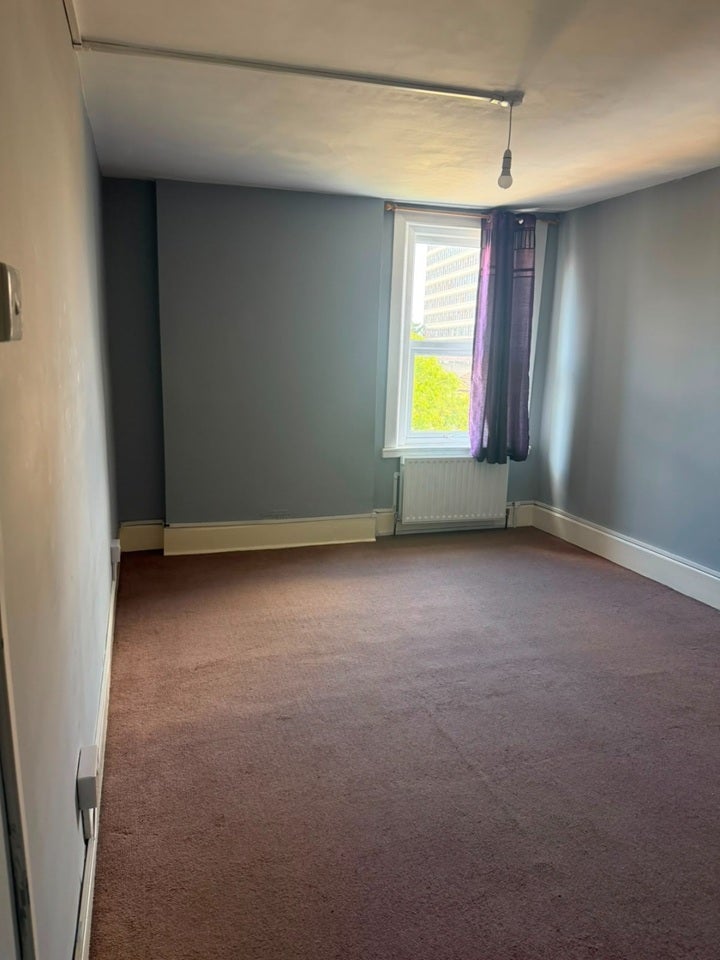 Flat Bensham Manor Road in Greater London