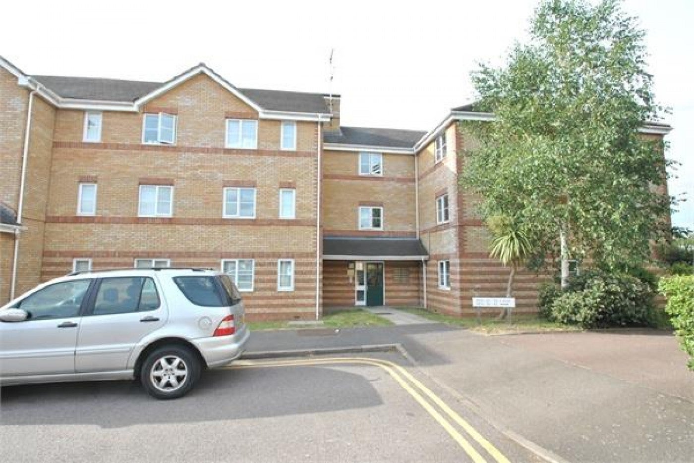 Flat Windmill Drive in Greater London