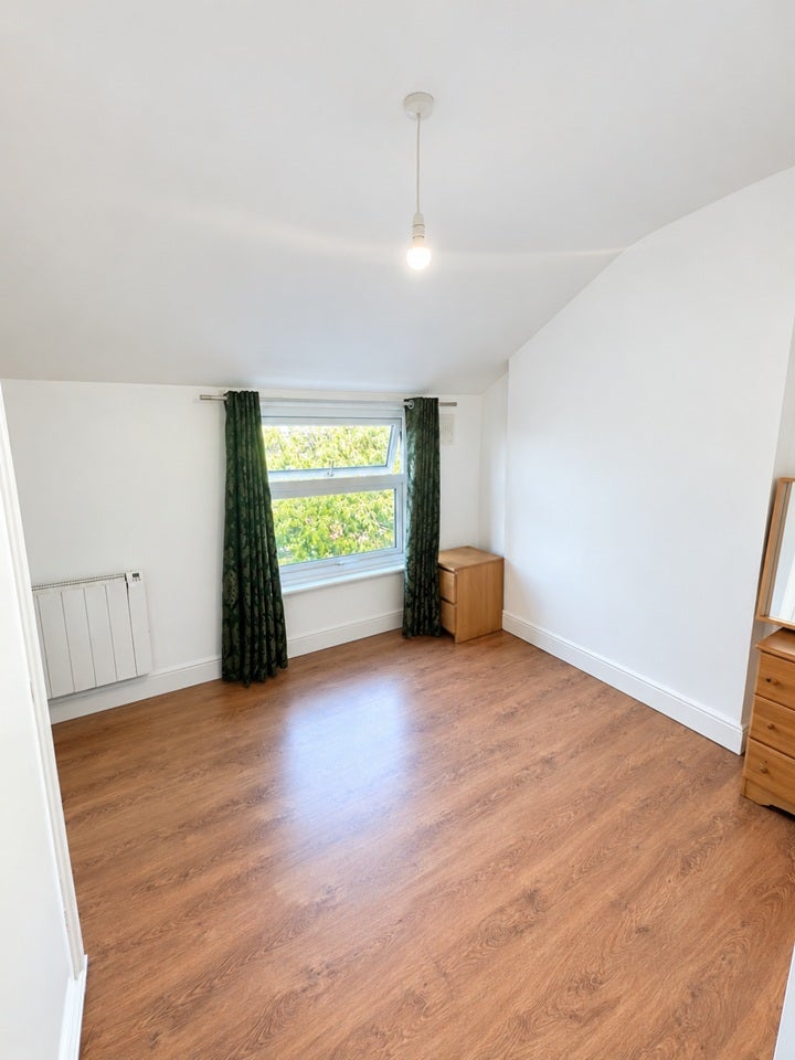 Flat Lascott's Road in Greater London