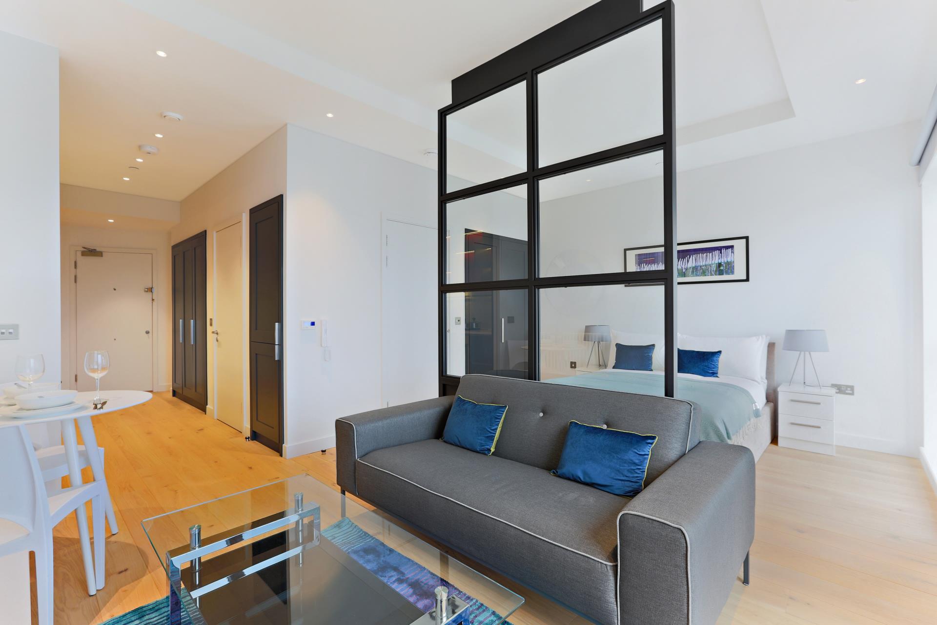 Flat Botanic Square in Greater London