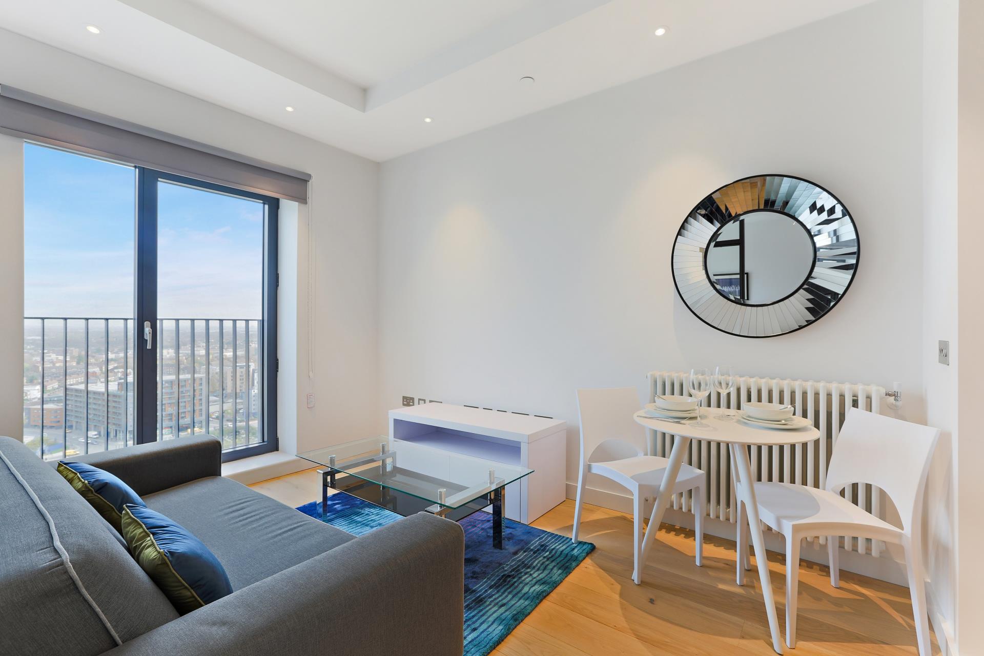 Flat Botanic Square in Greater London
