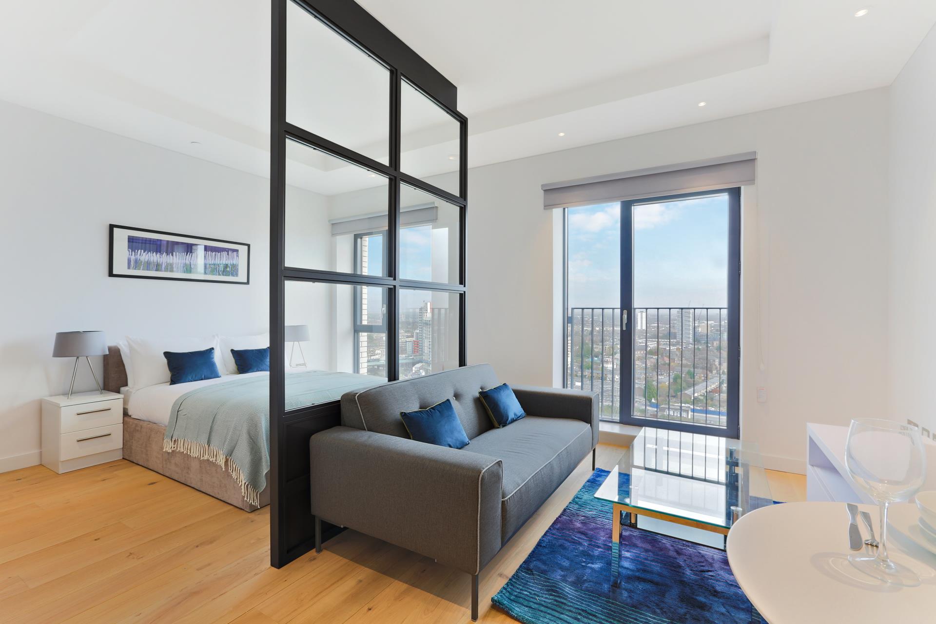 Flat Botanic Square in Greater London