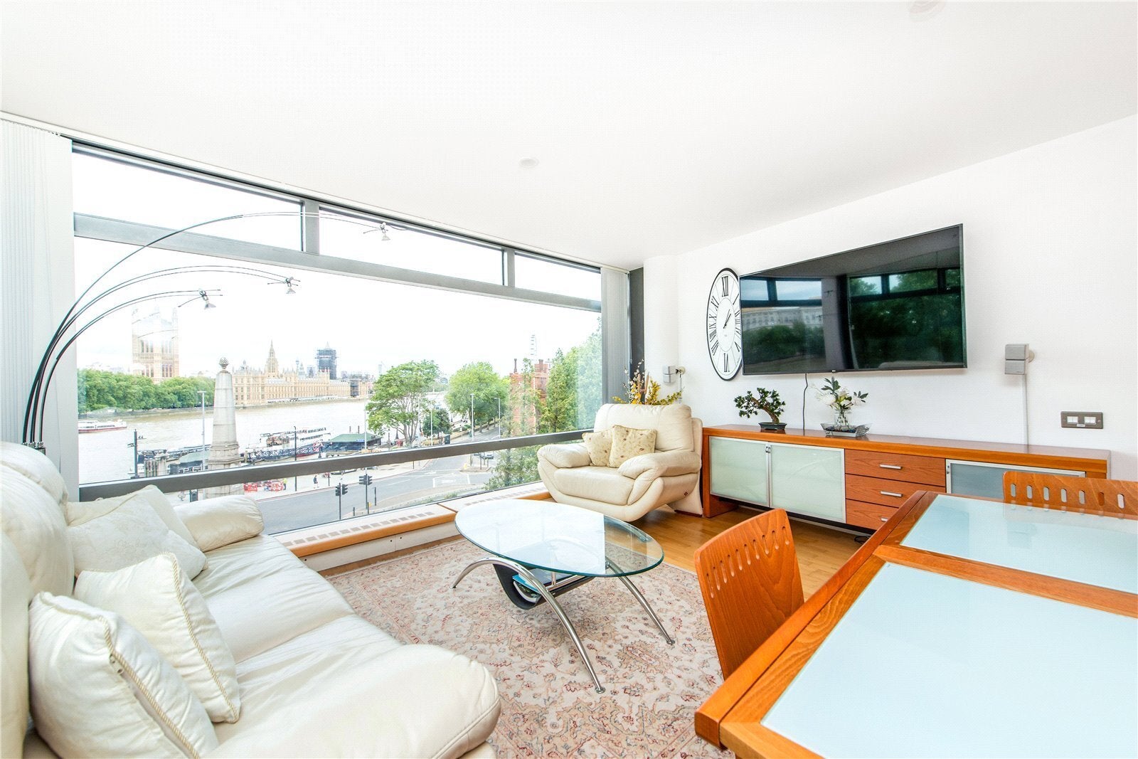 Flat Albert Embankment in Greater London