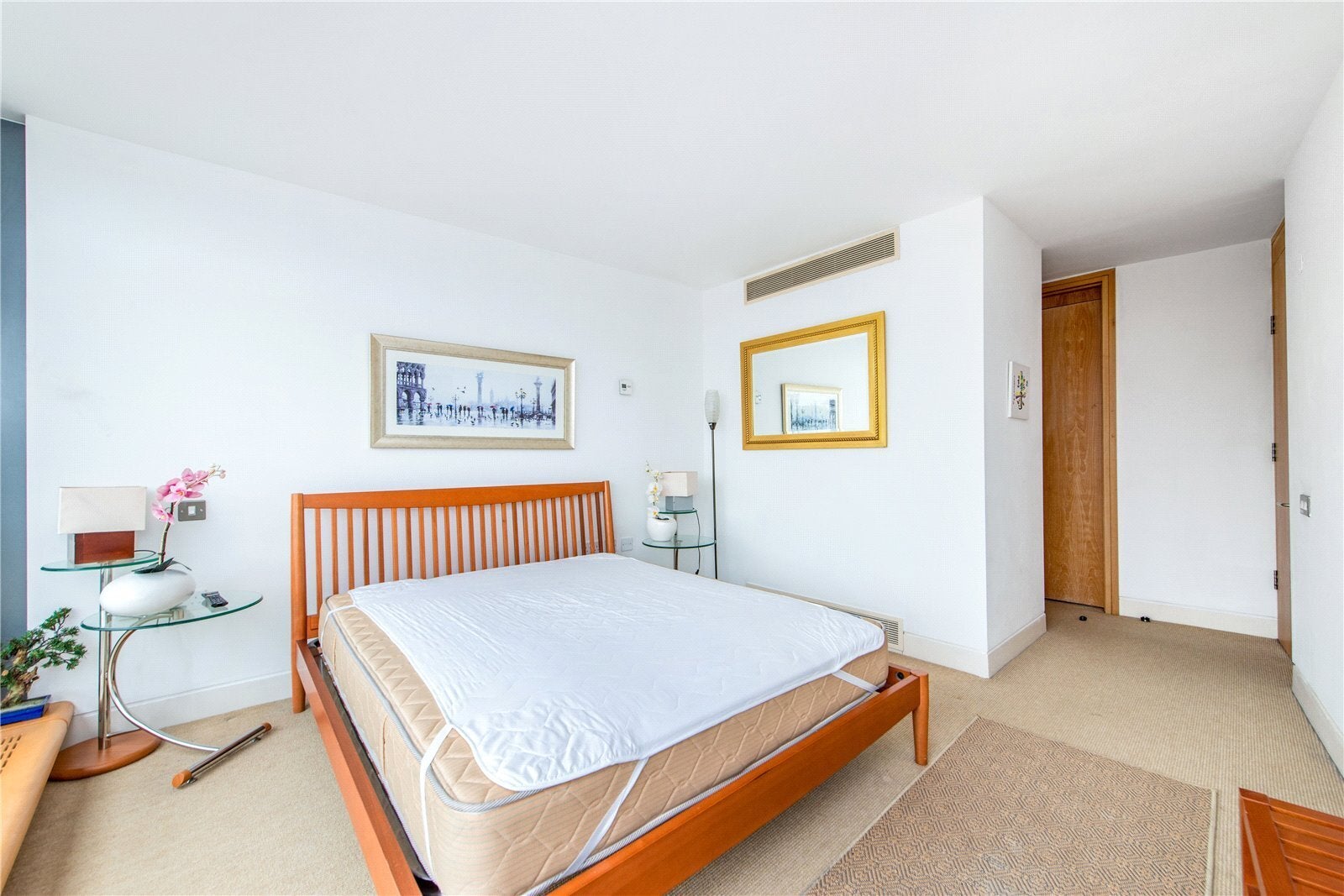 Flat Albert Embankment in Greater London