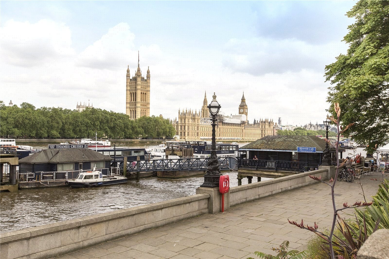 Flat Albert Embankment in Greater London