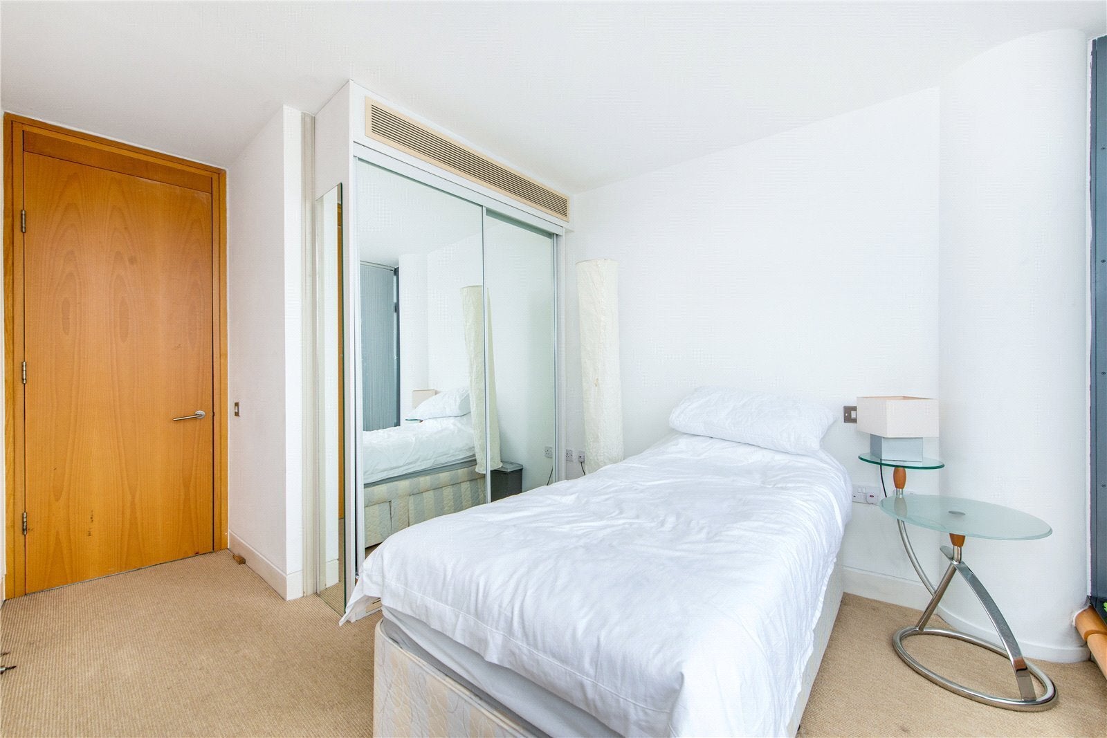 Flat Albert Embankment in Greater London