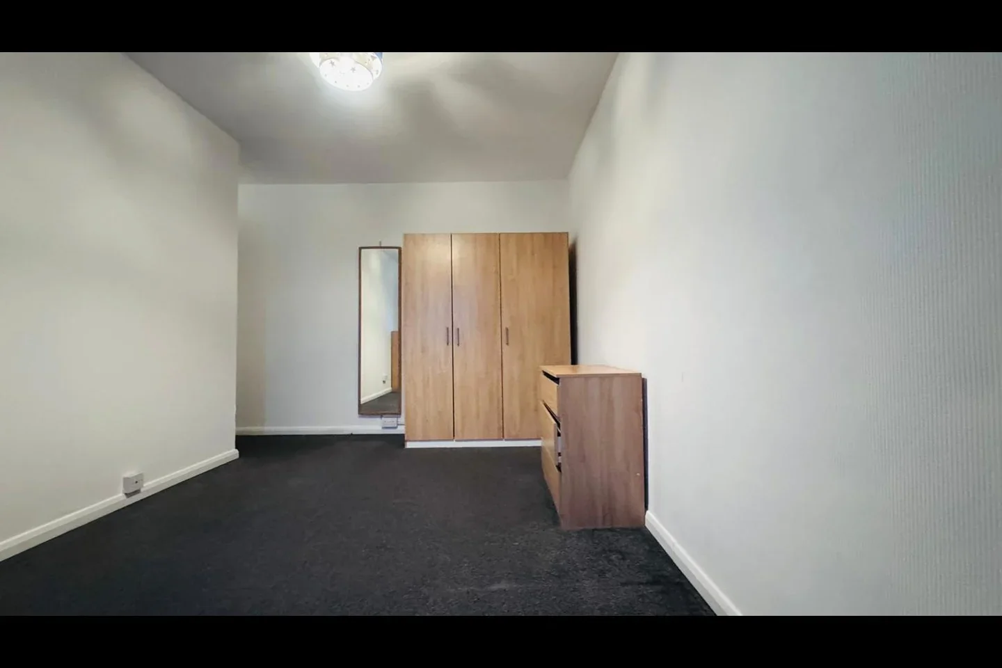 House Neave Crescent in Greater London