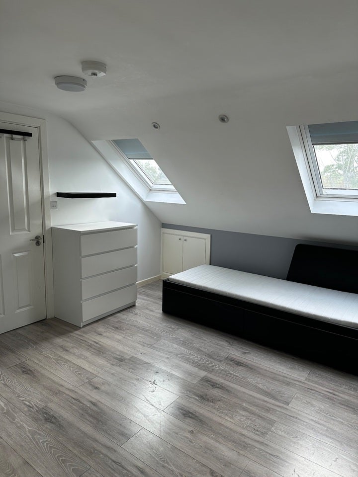 Flat Sunbury Way in Greater London