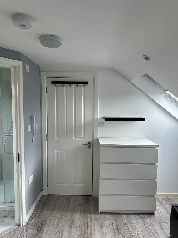 Flat Sunbury Way in Greater London