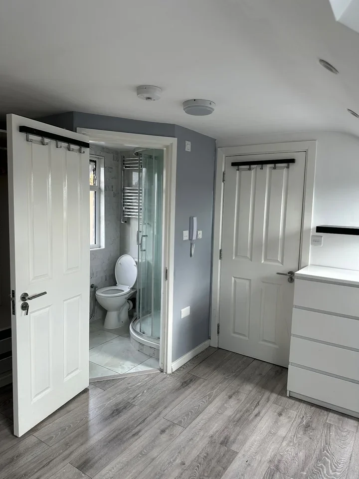 Flat Sunbury Way in Greater London
