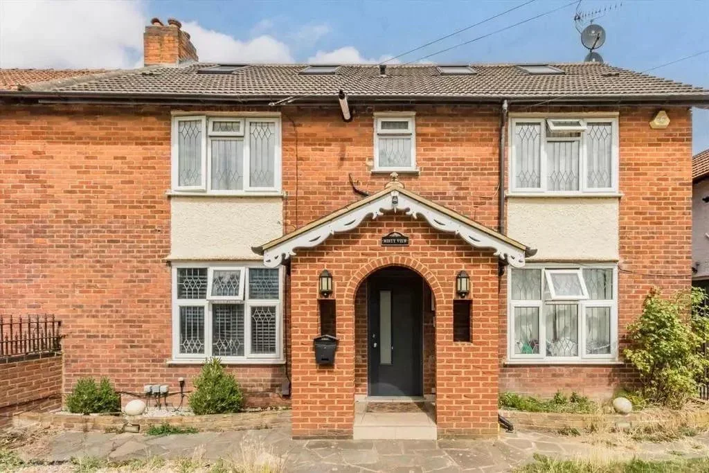 Flat Sunbury Way in Greater London