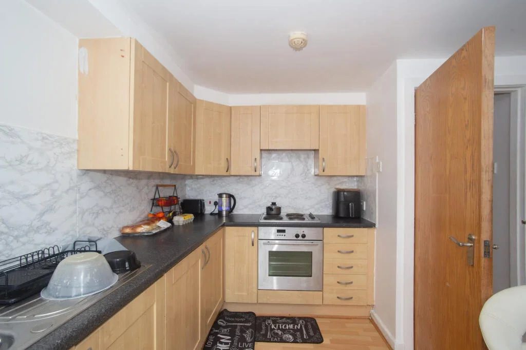Flat Lyneham Walk in Salford