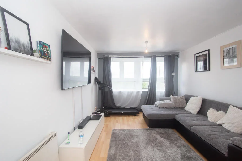 Flat Lyneham Walk in Salford
