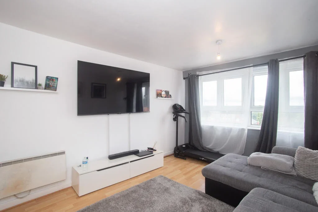Flat Lyneham Walk in Salford