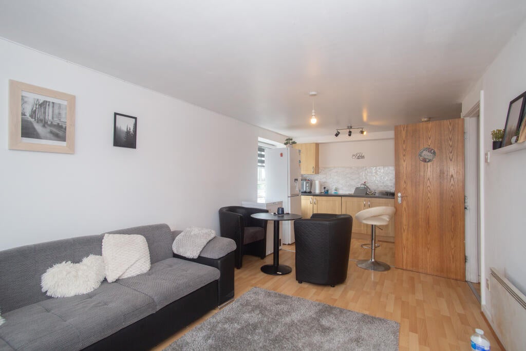 Flat Lyneham Walk in Salford