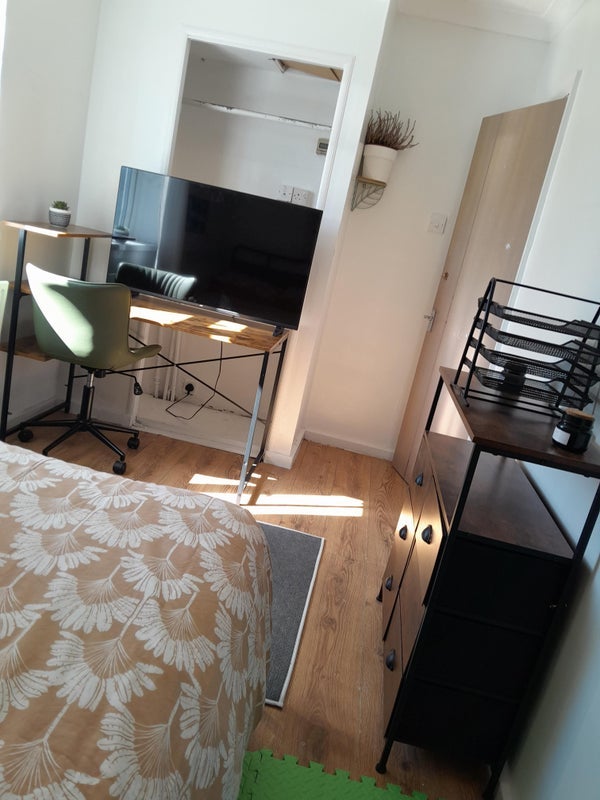 Room Kashmir Road in Greater London
