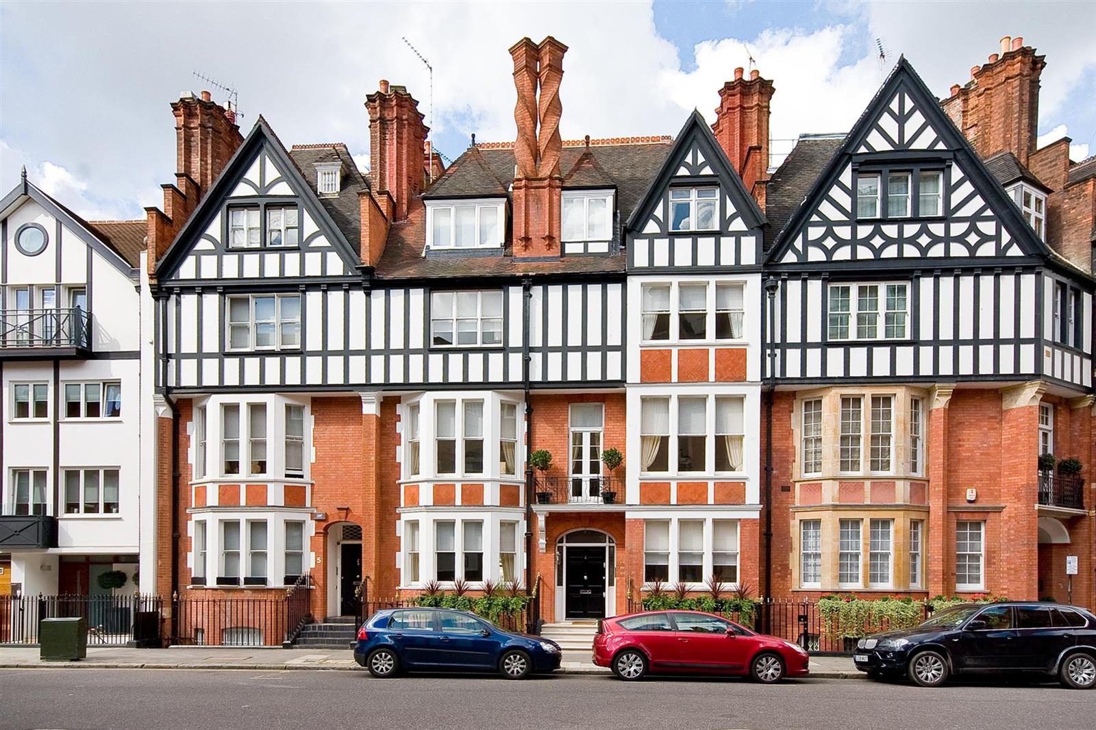 Flat Herbert Crescent in Greater London