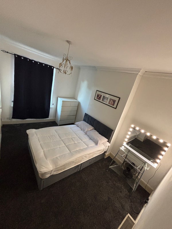 Room George Lane in Greater London