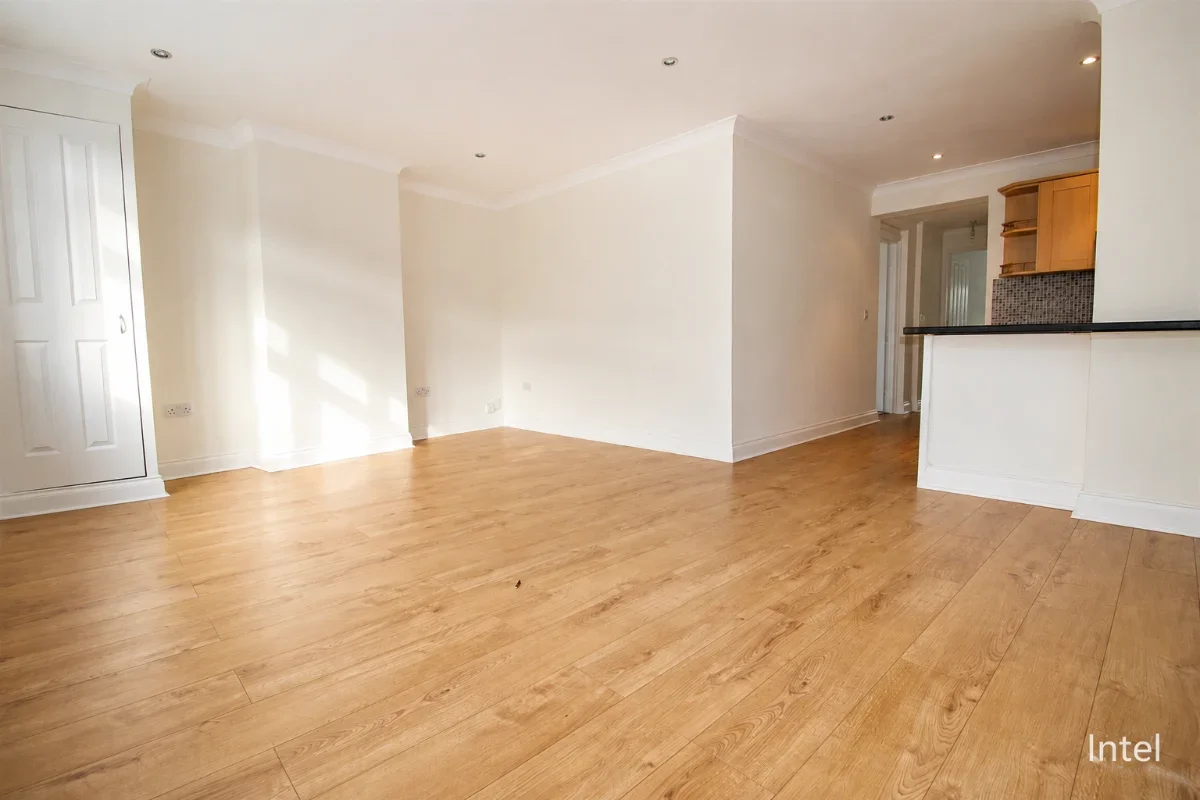 Flat Tolworth Park Road in Greater London