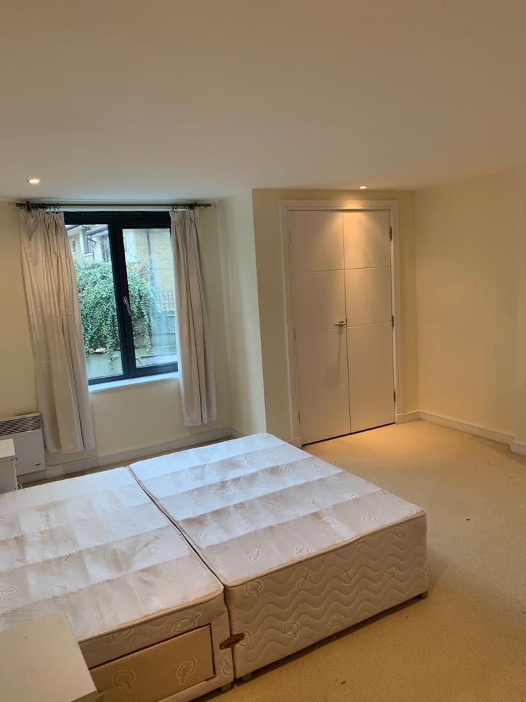 Flat Fairfield Road in Greater London