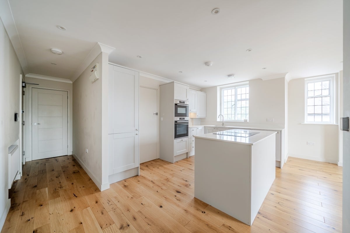 Flat Lammas Lane in Elmbridge